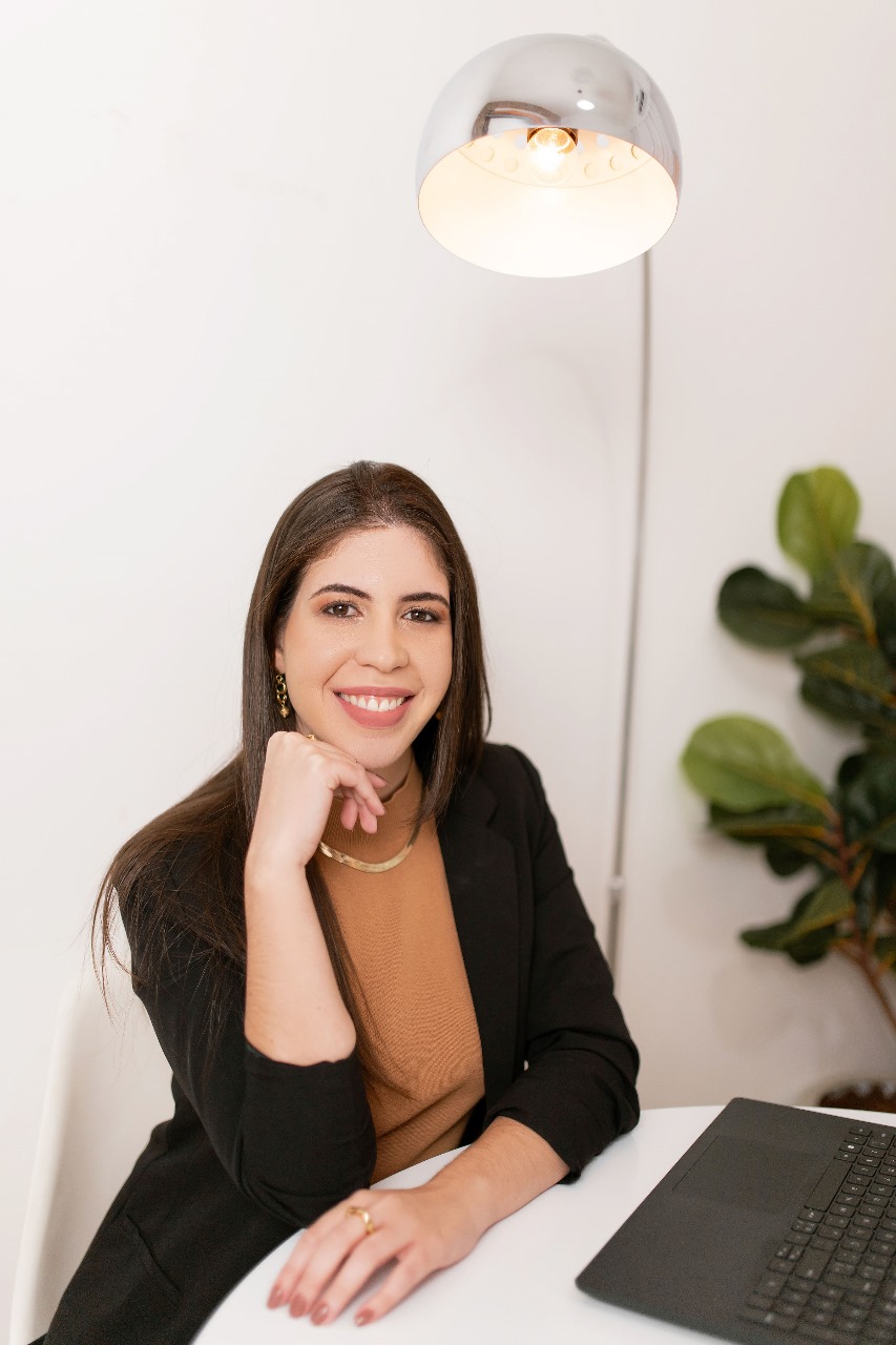 Retrato profissional de Giovana Ross em uma mesa de trabalho